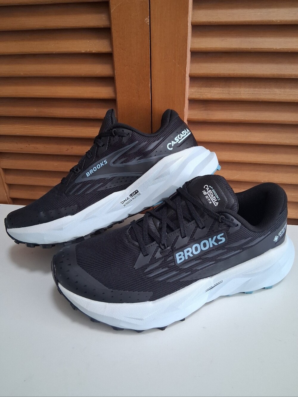 Brooks Cascadia 19 GTX Black/Ebony/Blue Flower Waterproof Sneaker Size 8 NEW
